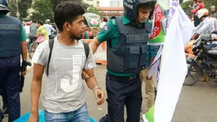 পুলিশি বাধায় আন্দোলন পণ্ড, গ্রেফতার ৫