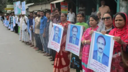 মানববন্ধনে মায়ের আহাজারী - ‘কী দোষ করেছিল আমার ছেলে?’