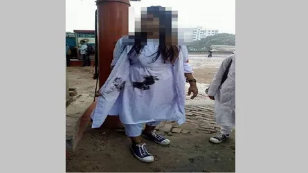 ছাত্রীদের শরীরে শ্রমিকদের কালি নিক্ষেপ