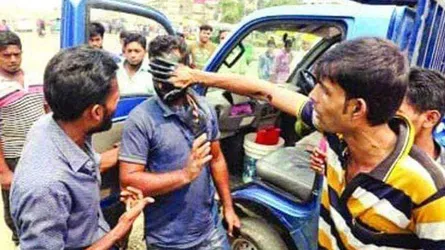 ধর্মঘটে চালকদের গায়ে পোড়া মবিল : বিভিন্ন মহলে ক্ষোভ