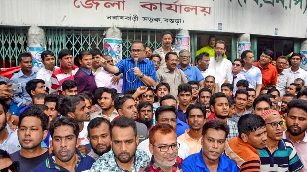 ‘আন্দোলনের তোড়ে সরকার ভেসে যাবে’
