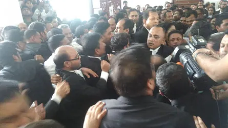 খালেদার সাজার প্রতিবাদে আইনজীবীদের আদালত বর্জন : হাতাহাতি