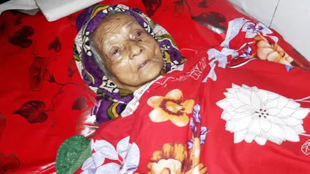 বাঁশবাগানে ফেলে রাখা সেই মাকে ঘরে তুলে নিলো সন্তানেরা