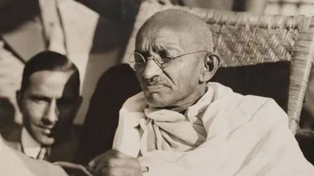 বর্ণবাদের অভিযোগে স্থগিত গান্ধীর মূর্তি নির্মাণ