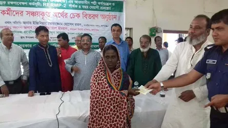 এলজিইডির নারী কর্মীদের মাঝে সাড়ে ৩ লাখ টাকার চেক বিতরণ