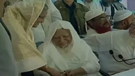 শোকরানা মাহফিলের মঞ্চে প্রধানমন্ত্রী