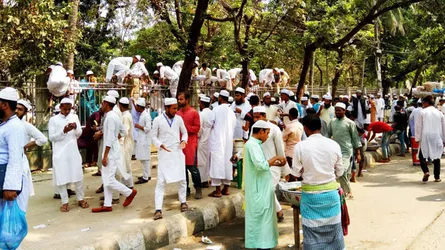 দেয়াল টপকে মাহফিল ছাড়ছেন আলেমরা