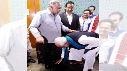 ড. কামালের পায়ে সালাম করে দোয়া নিলেন কাদের সিদ্দিকী