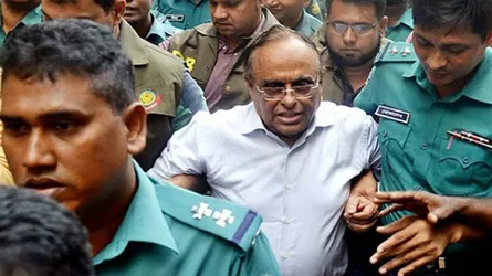 আদালত চত্বরে মইনুলকে ছাত্রলীগের চড়-থাপ্পড়, ডিম ও জুতা নিক্ষেপ