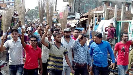 তাহিরপুরে ইউএনওর বিরুদ্ধে ঝাড়ু মিছিল