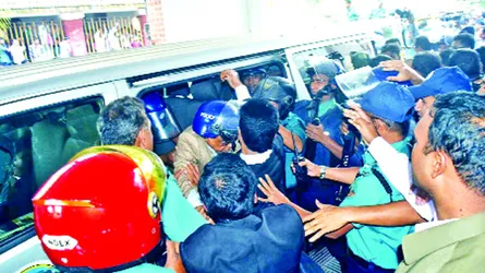 রংপুরে আদালত চত্বরে  মইনুলের ওপর হামলা