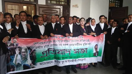 ব্যারিস্টার মইনুলের উপর হামলায় সুপ্রিমকোর্টে আইনজীবীদের বিক্ষোভ