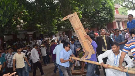 মইনুলের ওপর সরকারি দলের হামলা : মামলা বিএনপির শতাধিক নেতা-কর্মীর বিরুদ্ধে