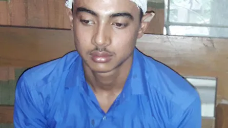 তুচ্ছ ঘটনায় স্কুল ছাত্রের মাথা ফাটাল পুলিশ