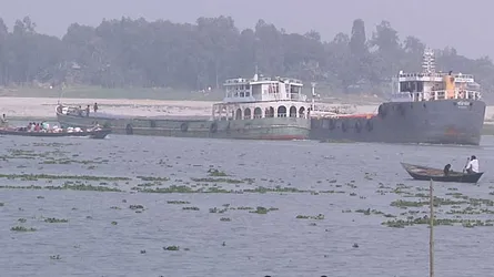 যমুনার ডুবোচরে আটকা পড়েছে ৪টি জাহাজ