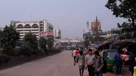টঙ্গীতে বাস-ট্রেন থামিয়ে ঢাকায় প্রবেশে বাধা