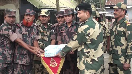 হিলি সীমান্তে বিজিবিকে বিএসএফর মিষ্টি উপহার