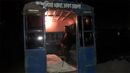 বাবাকে বাস থেকে ফেলে দিয়ে মেয়েকে হত্যা