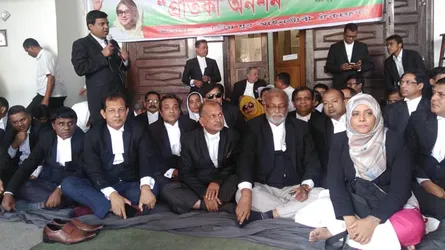 তফসিল বাতিলের দাবিতে সুপ্রিম কোর্টে আইনজীবীদের প্রতিকী অনশন