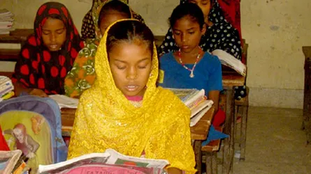 সিডরের সাথে যুদ্ধ করে বেঁচে যাওয়া সেই ডলি এখন ৪র্থ শ্রেনীর ছাত্রী
