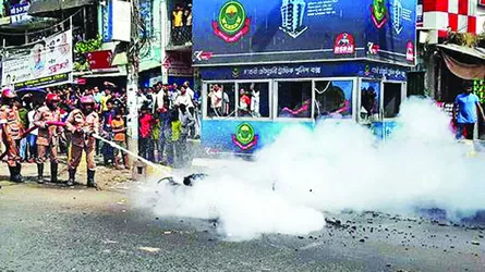 আনোয়ারায় বিুব্ধ জনতার ট্রাফিক পুলিশের অফিস ভাঙচুর  মোটরসাইকেলে অগ্নিসংযোগ