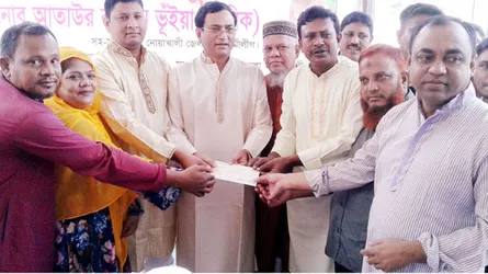 নোয়াখালী জেলা পরিষদ কর্তৃক ১৫ লাখ টাকার চেক হস্তান্তর