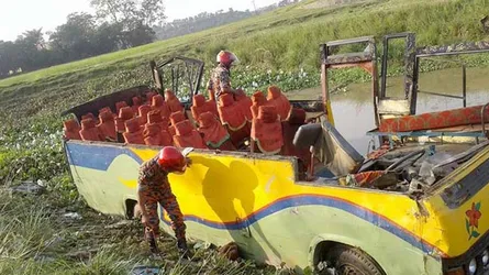সুনামগঞ্জে যাত্রীবাহী বাস পানিতে, আহত ২০