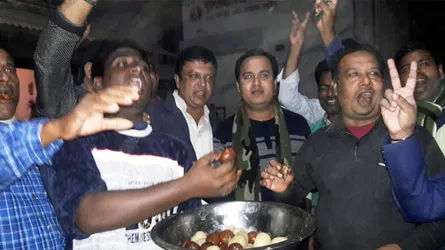 নড়াইল-২ আসনে মাশরাফিকে চূড়ান্ত প্রার্থী ঘোষণায় আনন্দ মিছিল, মিষ্টি বিতরণ