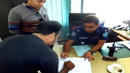 নবাবগঞ্জে মাদক কারবারির আত্মসমর্পণ
