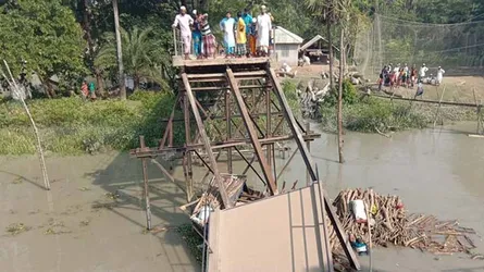 পাথরঘাটায় ব্রীজ ভেঙ্গে খালে