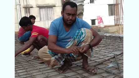 শিক্ষক মাহবুবুর রহমান এখন নির্মাণ শ্রমিক