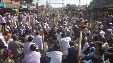 ঈশ্বরগঞ্জে নৌকা পেতে বৈঠা নিয়ে বিক্ষোভ