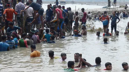 আশাশুনিতে বেড়িবাঁধ ভেঙে শতাধিক মৎস্যঘের প্লাবিত