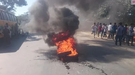 জামাই ঠেকাতে শ্বশুর সমর্থকদের রাস্তা অবরোধ