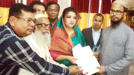 বাবার কবর জিয়ারত করে মনোনয়নপত্র জমা দিলেন শামা ওবায়েদ