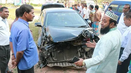 রাবিতে ট্রেনের ধাক্কায় দুমড়ে মুচড়ে গেল প্রাইভেট কার