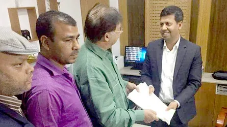 সিলেটে শমসের মবিনকে দেখে ‘ছিঃ ছিঃ’