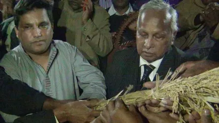 ছেলের হাতে ‘ধানের শীষ’ তুলে দিলেন ব্যারিস্টার জমিরউদ্দিন