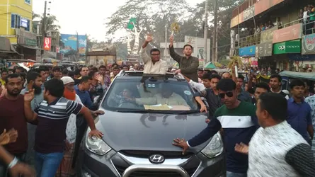 মনোনয়ন জমার পর বিএনপি প্রার্থীকে ঘিরে জনতার ঢল