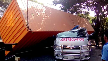 অ্যাম্বুলেন্সের ওপর কন্টেইনার পড়ে রোগীর মৃত্যু