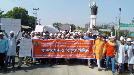 গৌরীপুরে আ’লীগের প্রার্থী পরিবর্তনের দাবিতে কাফনের কাপড় পড়ে মিছিল ও মানববন্ধন