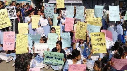 ভিকারুননিসার সামনে দ্বিতীয় দিনের মতো বিক্ষোভ চলছে