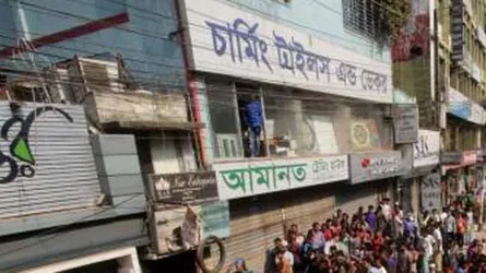 সন্তানের লাশ নিয়ে বসে আছেন বাবা, হাতে রামদা