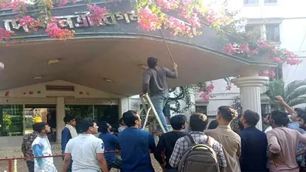 খালেদা জিয়ার নামফলক ভেঙে ফেলার নিন্দা ঢাবি সাদা দলের