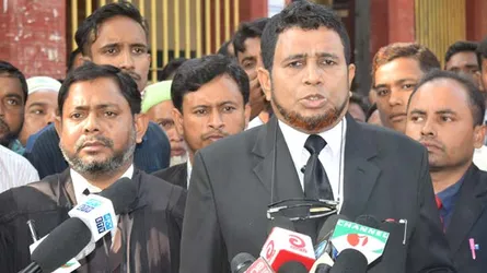 ডিসি, পুলিশ ও সাংবাদিকদের সামনেই এই অবস্থা