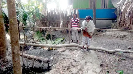 বৃদ্ধ পিতার চলাচলের পথ আটকে দিয়েছে পাষন্ড ছেলে