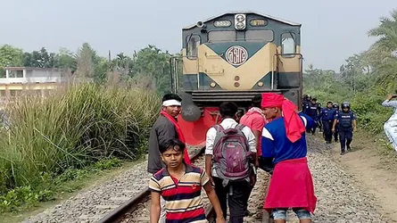 মনোনয়নের দাবিতে আ.লীগ প্রার্থীর সমর্থকদের রেল অবরোধ