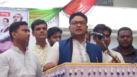 ভোটারদের জাতীয় পরিচয়পত্র জমা নিচ্ছেন বর্তমান এমপি ও আ’লীগ প্রার্থী!