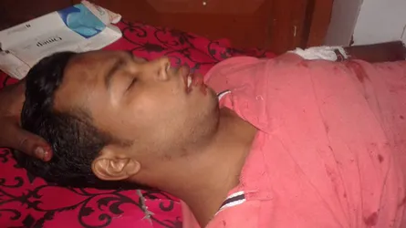 নড়াইলে তেলবাহী লরি ঝালাইকালে বিকট শব্দে বিস্ফোরণ, সাংবাদিকসহ আহত ২