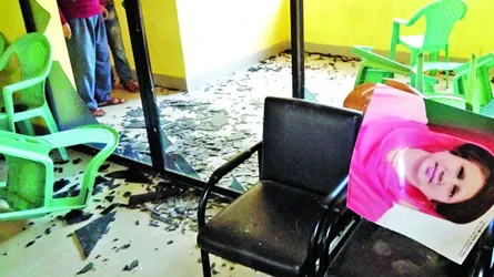 চরফ্যাশনে বিএনপি প্রার্থীর বাড়িতে আওয়ামী লীগ কর্মীদের হামলা, ভাঙচুর